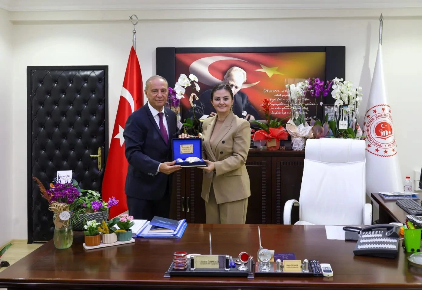 Kırklareli Ticaret Borsası heyeti Kırklareli Çevre ve Şehircilik İl Müdürlüğü görevine atanan Hatice Özdemir' e hayırlı olsun ziyaretinde bulundu.