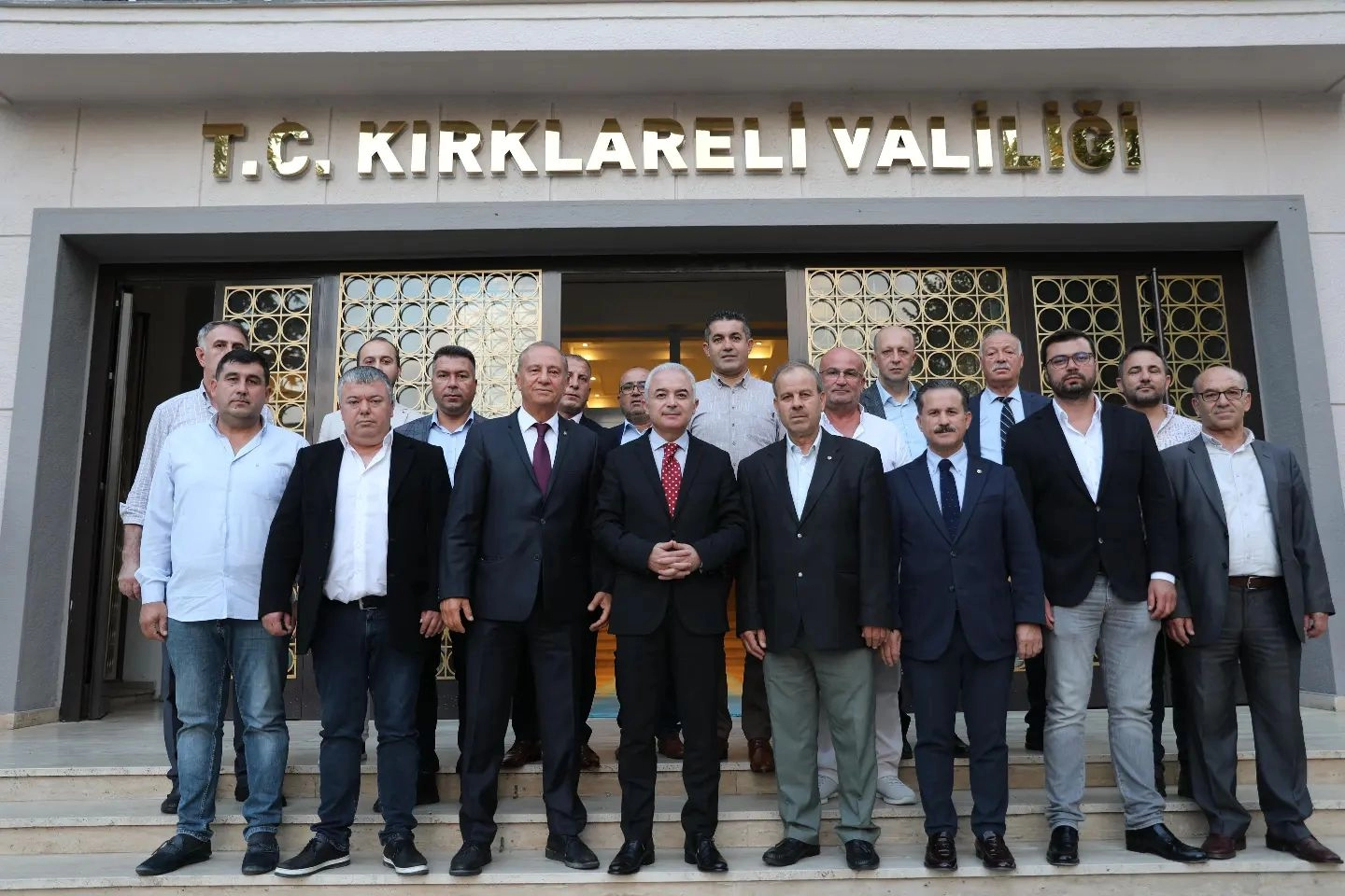 Kırklareli Ticaret Borsası Yönetim Kurulu ve Meclis Üyeleri ile birlikte Kırklareli Valisi Uğur Turan' ı ziyaret etti.