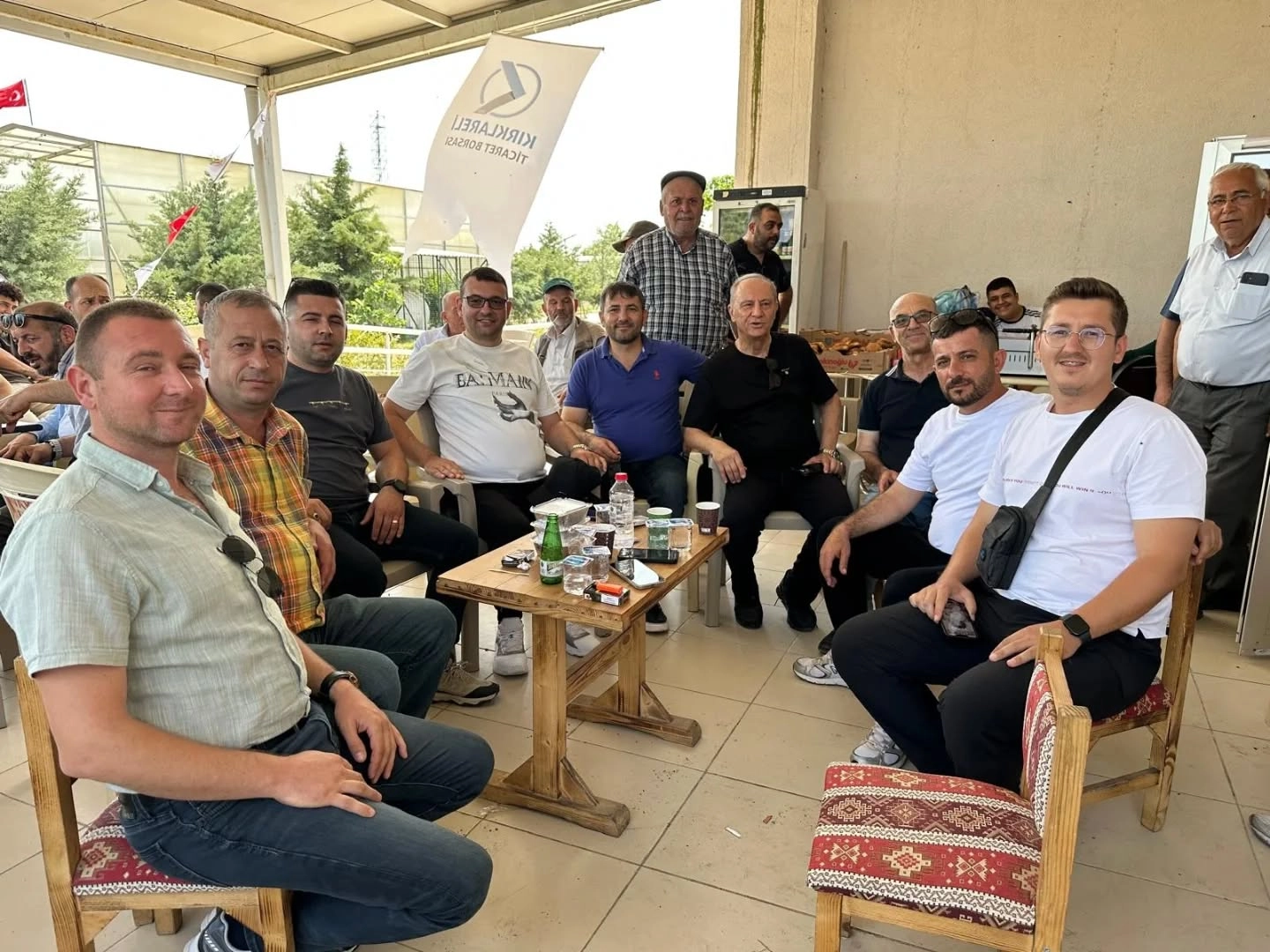 Başkan Turhan Altıntel Kurban Bayramının ilk günü Canlı Hayvan Satış Tesislerinde kurbanlık almak için pazara gelen vatandaşların bayramlarını tebrik etti.