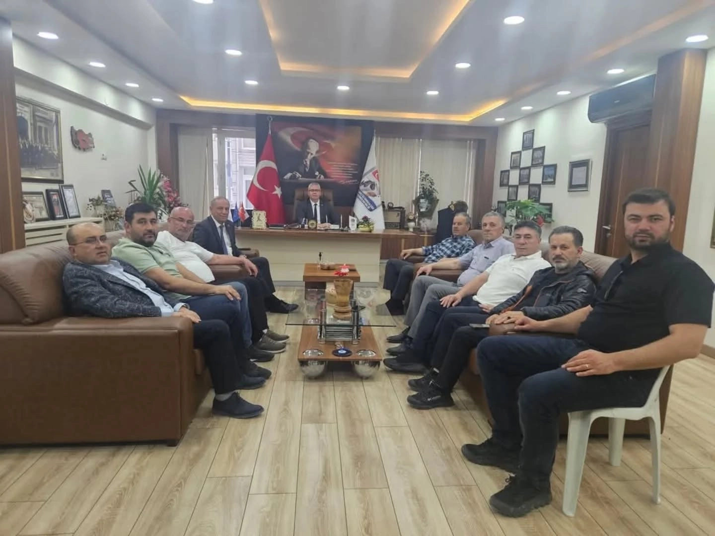 Damızlık Sığır Yetiştiricileri Birliği Damızlık Sığır Yetiştiricileri Birliği Başkanı Ali Dermenci' ye hayırlı olsun ziyareti